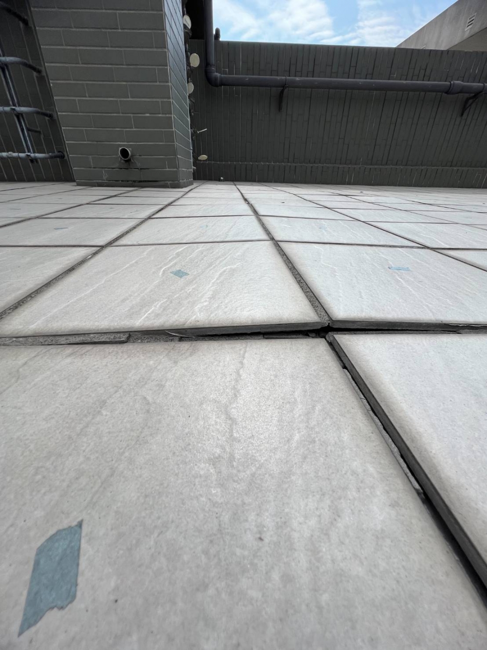 43358.jpg 地磚隆起